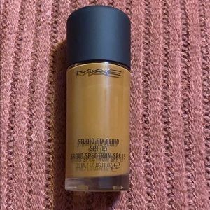 MAC Studio Fix Fluid SPF 15 in Shade C55